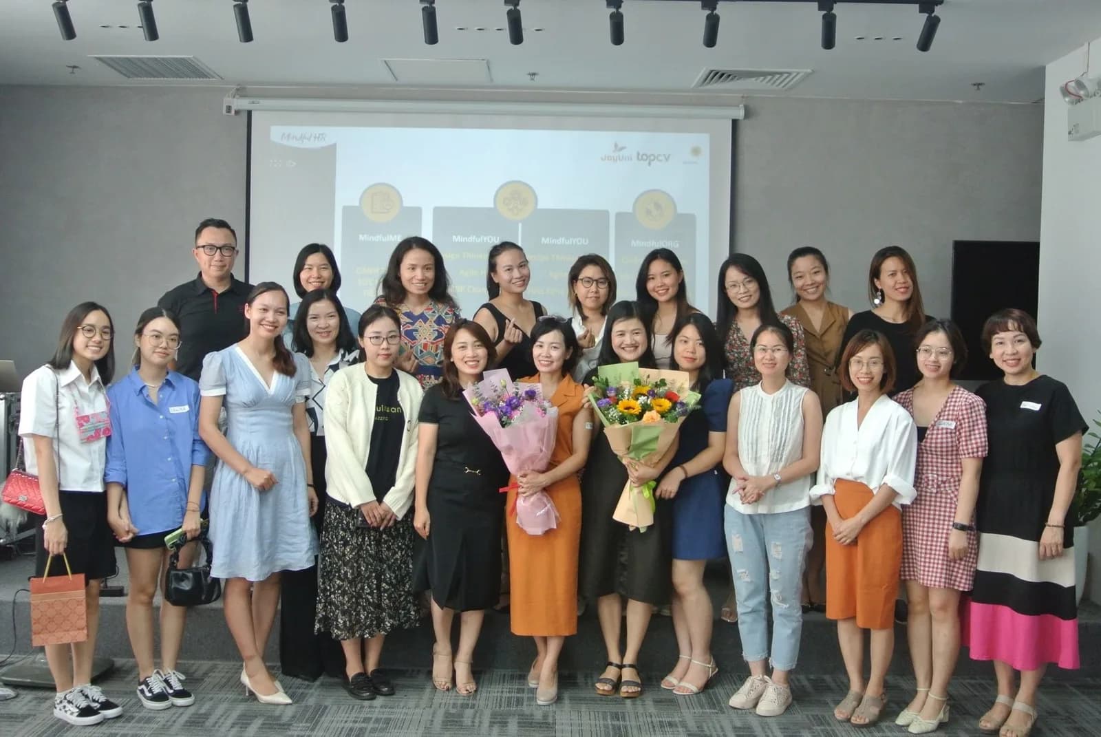 Lớp học đông người tổng kết cuối chương trình đào tạo
