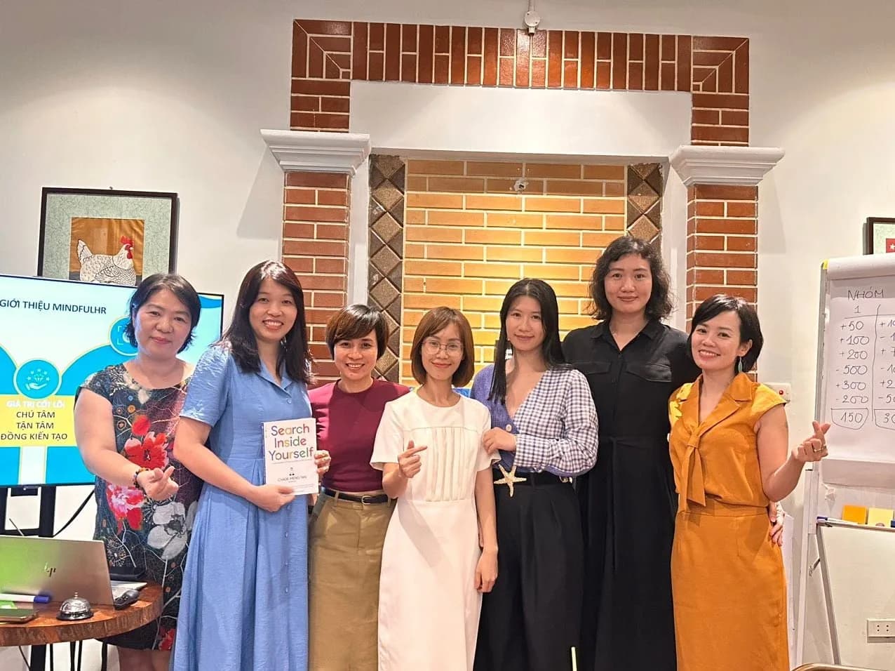 Học viên cầm bộ tài liệu sau một buổi đào tạo của MindfulPartner
