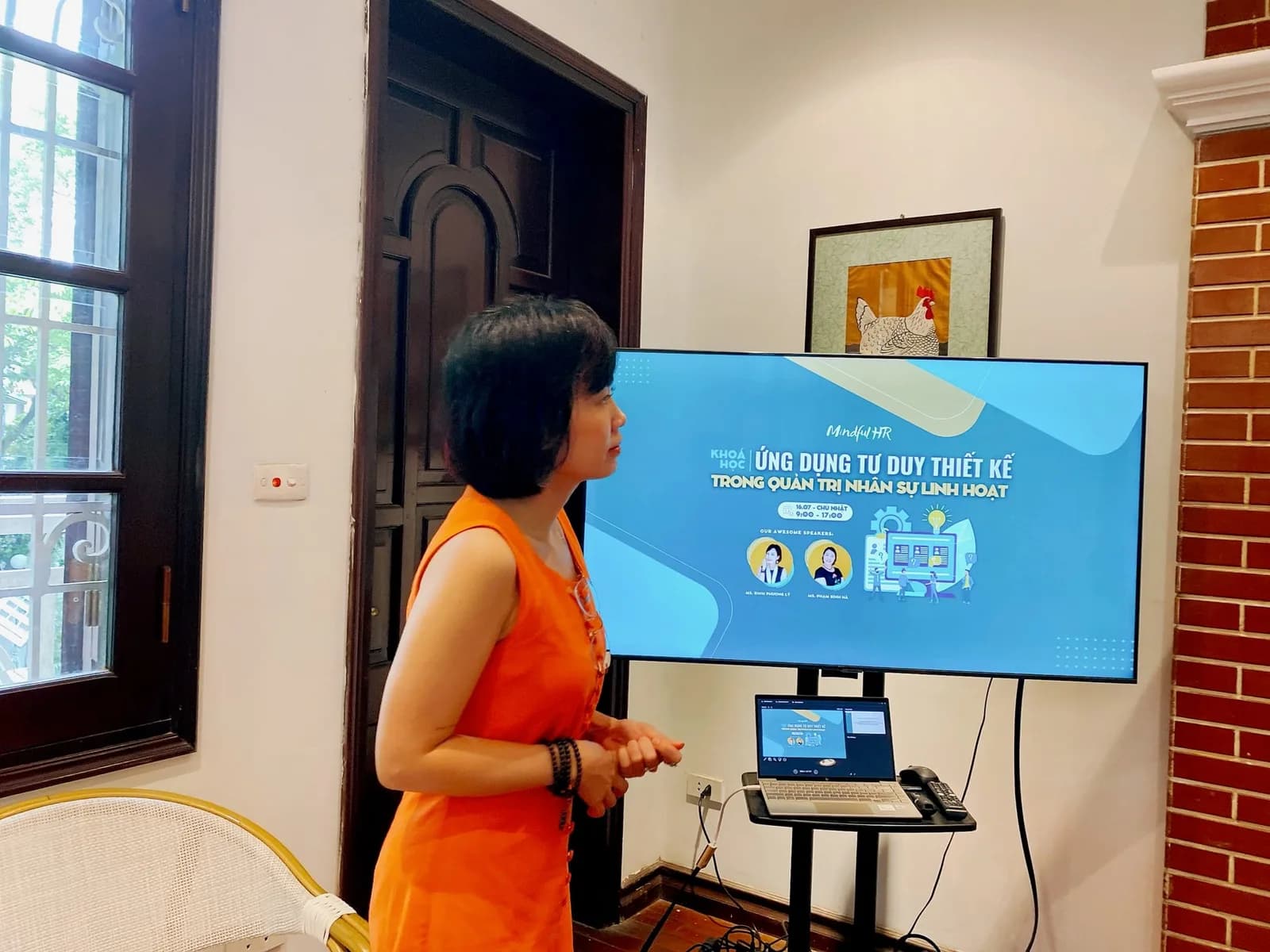 Giảng viên MindfulPartner dẫn dắt một buổi học về tư duy thiết kế trong quản trị nhân sự