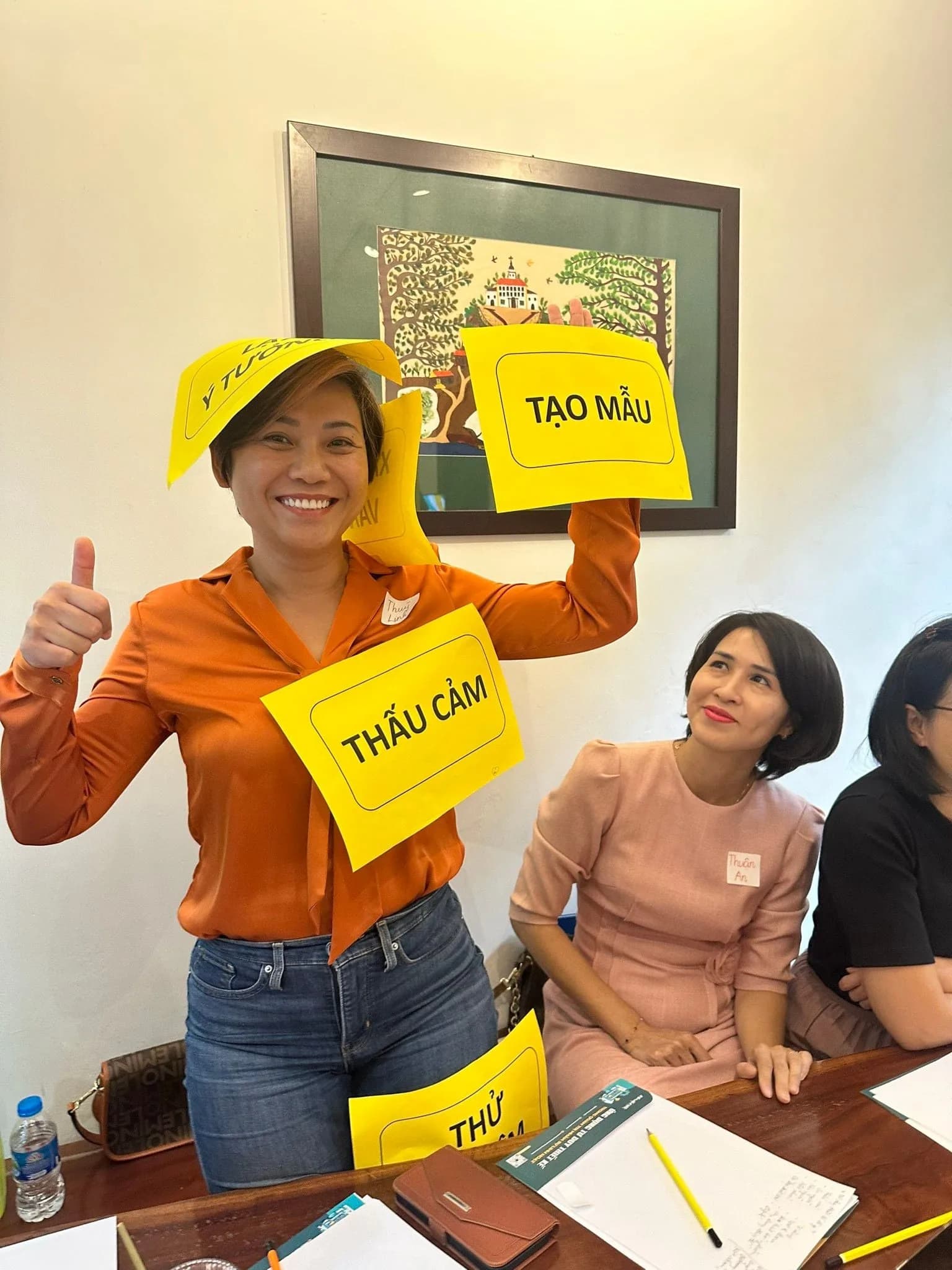 Giảng viên cầm các thẻ bài giảng trong hoạt động thực hành trên lớp