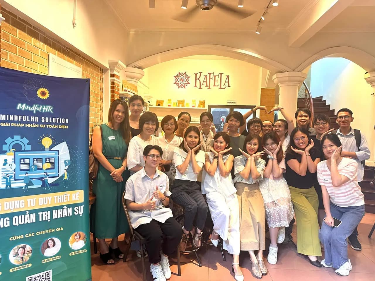Học viên chụp ảnh chung khi kết thúc workshop nâng cao năng lực nhân sự