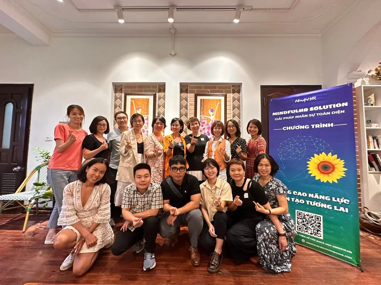 Tập thể học viên đông người chụp ảnh chung cuối chương trình