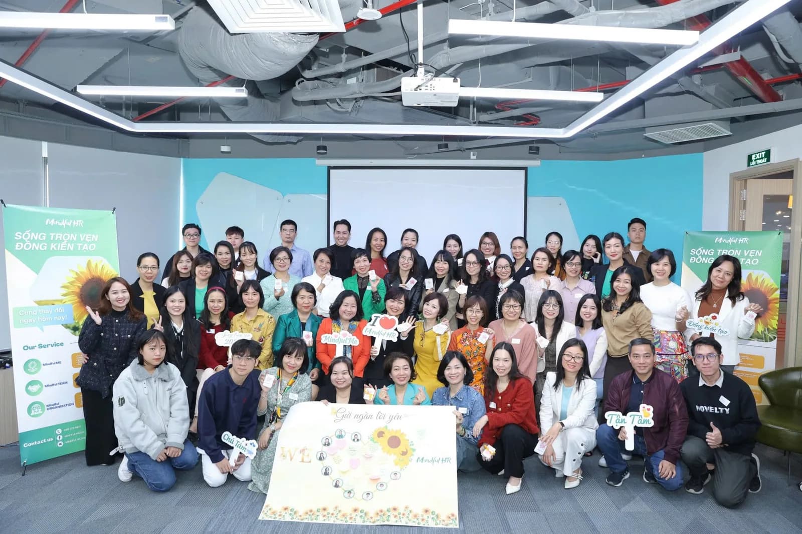 Học viên và chuyên gia MindfulPartner chụp ảnh chung khi kết thúc một chương trình đào tạo nhân sự