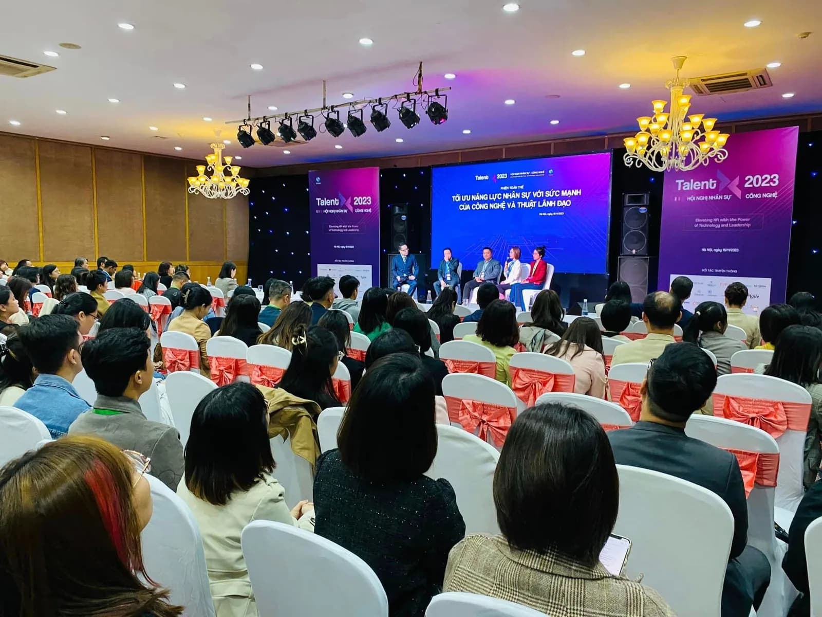 Khán phòng hội nghị nhân sự kín người theo dõi phiên trình bày