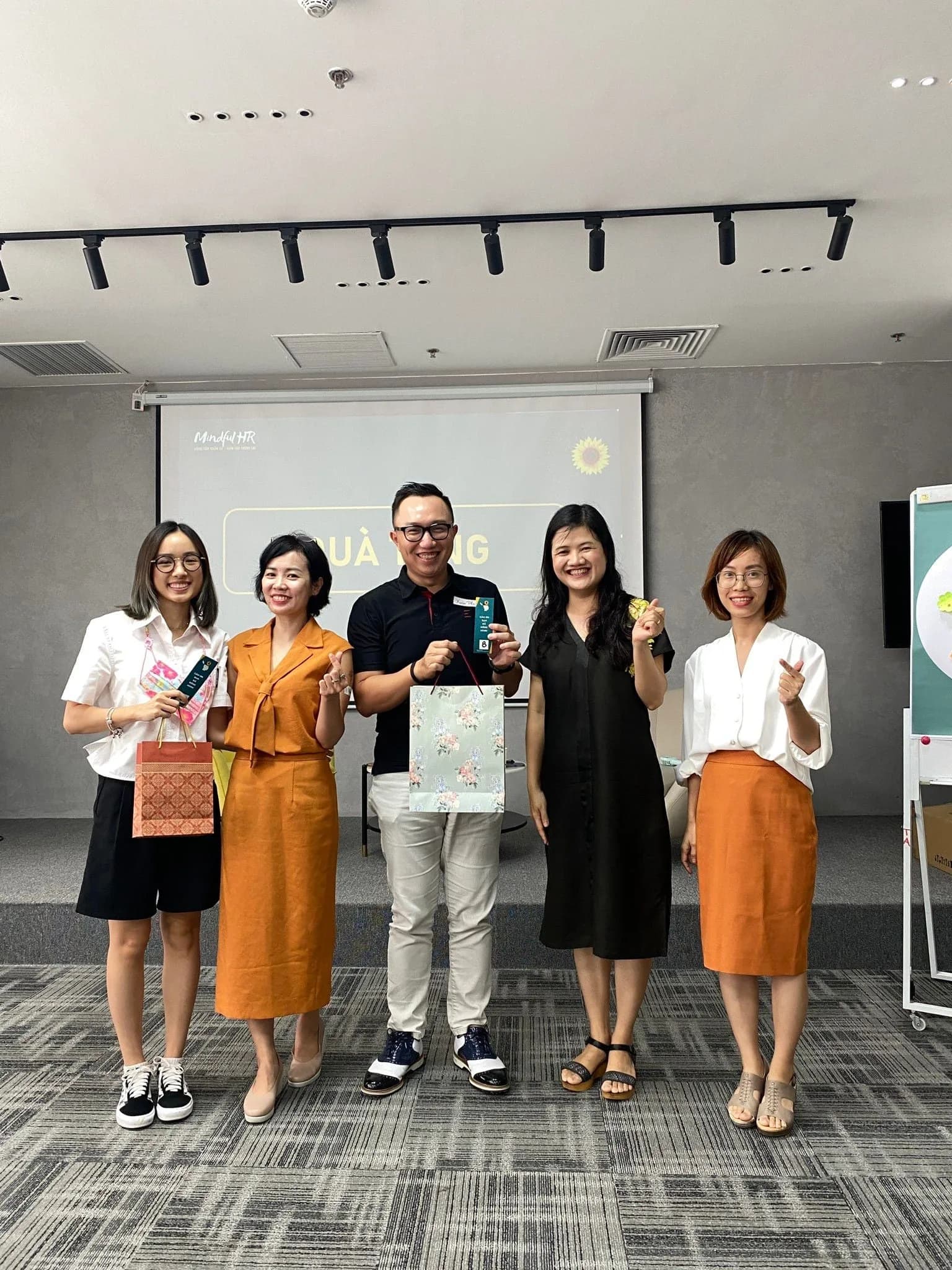 Nhóm học viên tầm trung chụp ảnh chung trong phòng đào tạo
