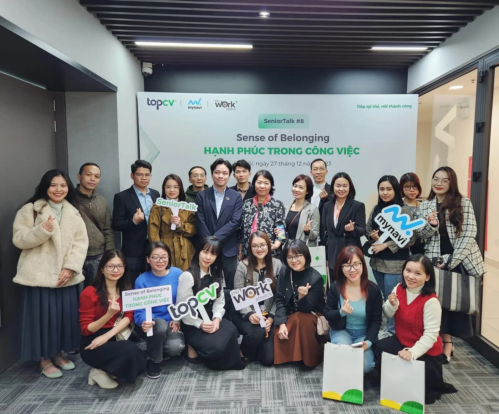 Tập thể một doanh nghiệp trong buổi sinh hoạt về gắn kết nơi làm việc