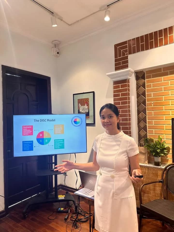 Giảng viên trình bày một mô hình quản trị trên màn hình cho lớp học