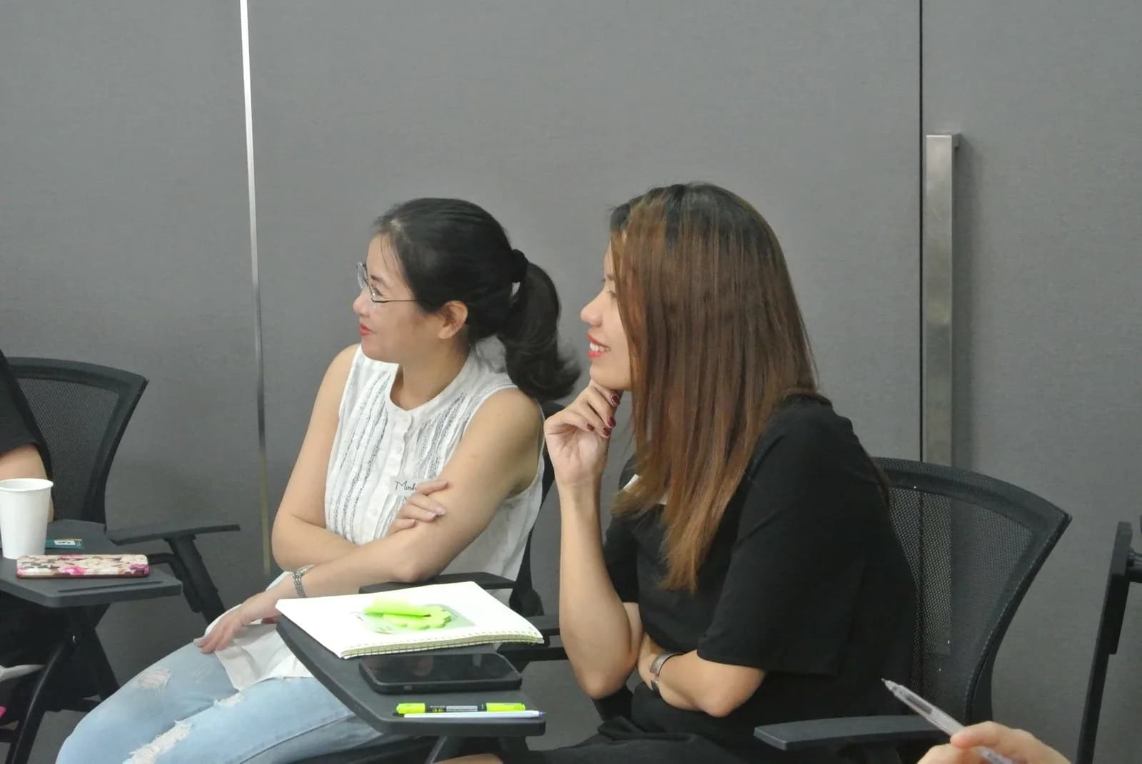 Hai người trao đổi trực tiếp với nhau, có ghi chép, trong một buổi làm việc của MindfulPartner